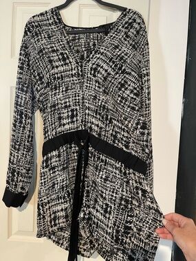 BCBGMaxAzria Black and White Abstract Print Tunic Top